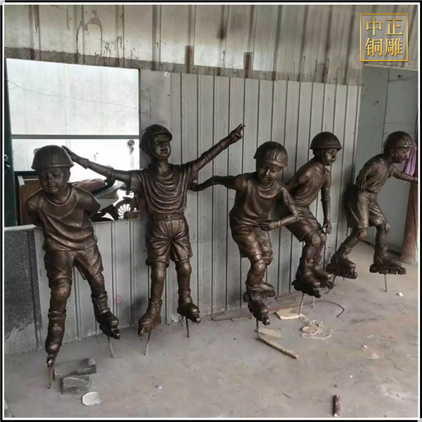小孩滑輪人物雕塑擺件.webp.jpg