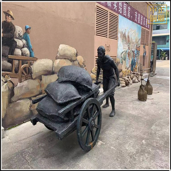 仿銅創(chuàng)意推車(chē)人物銅雕塑.jpg